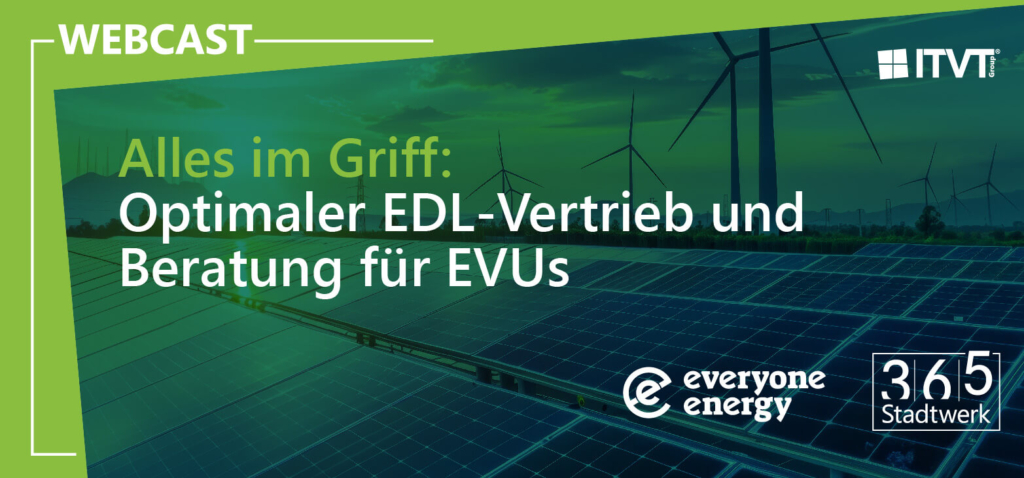 Solarpanels im Vordergrund, Windkraftanlagen im Hintergrund vor einem klaren, sonnigen Himmel